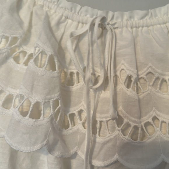 NWT beautifully detailed top can be worn on or off shoulder elastic hem 21” P2P - Picture 4 of 4